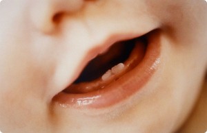 Как понять, что у малыша прорезываются зубки