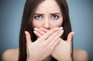 Неприятный запах изо рта. Что делать и как избавиться от него?